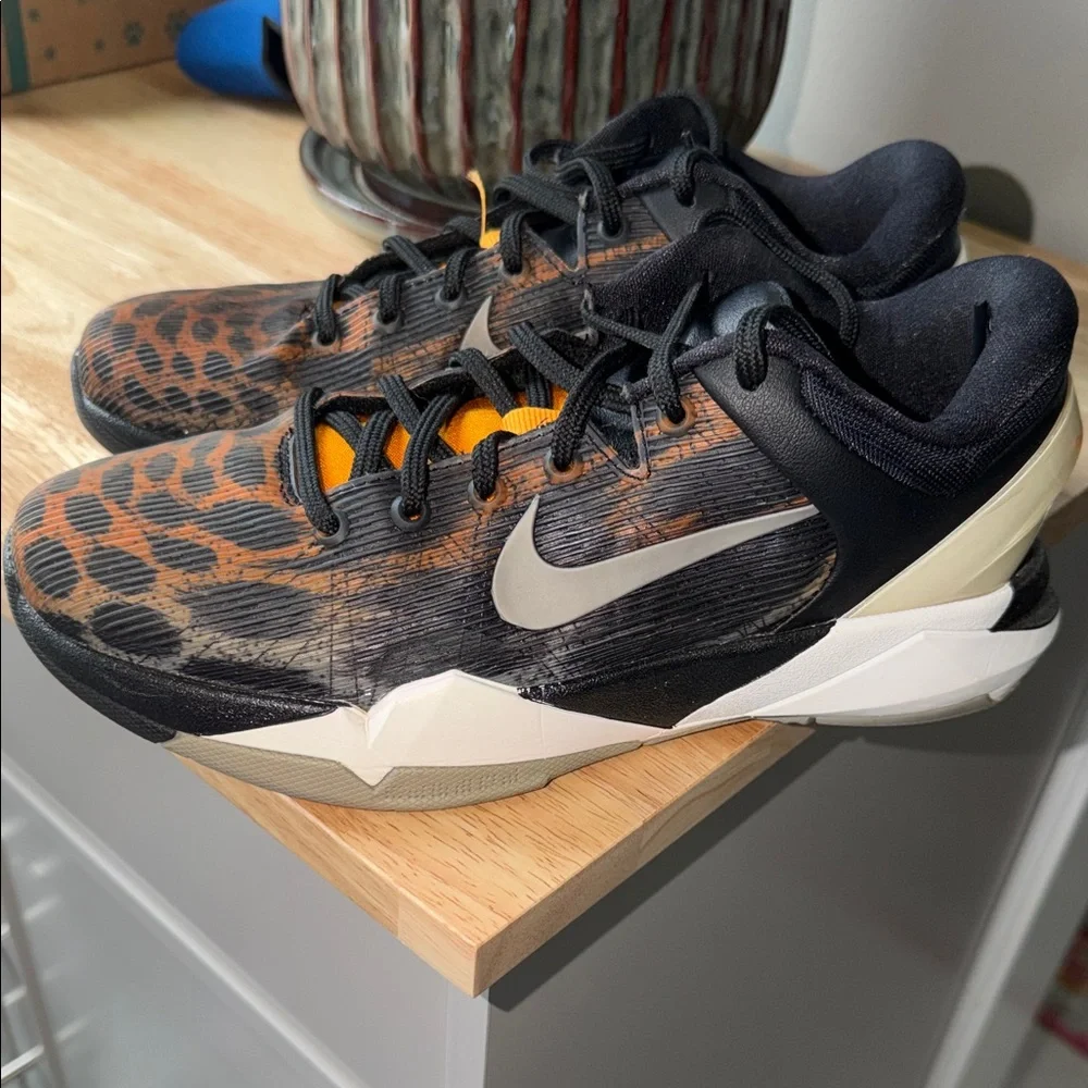 Nike Kobe Vii Black & Orange Leopard-Pattern Low-Top Sneakers - Picture 3 of 6